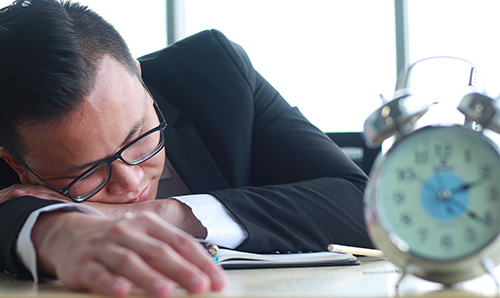 vecteezy_portrait-of-young-asian-businessman-sleeping-on-the-desk-in-weariness_2440609.jpg